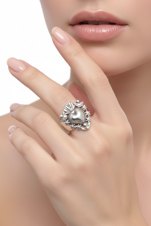 Anello Cuore Sacro - Mano Elegante