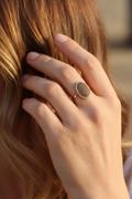Anello Ovale Dorato - Lifestyle
